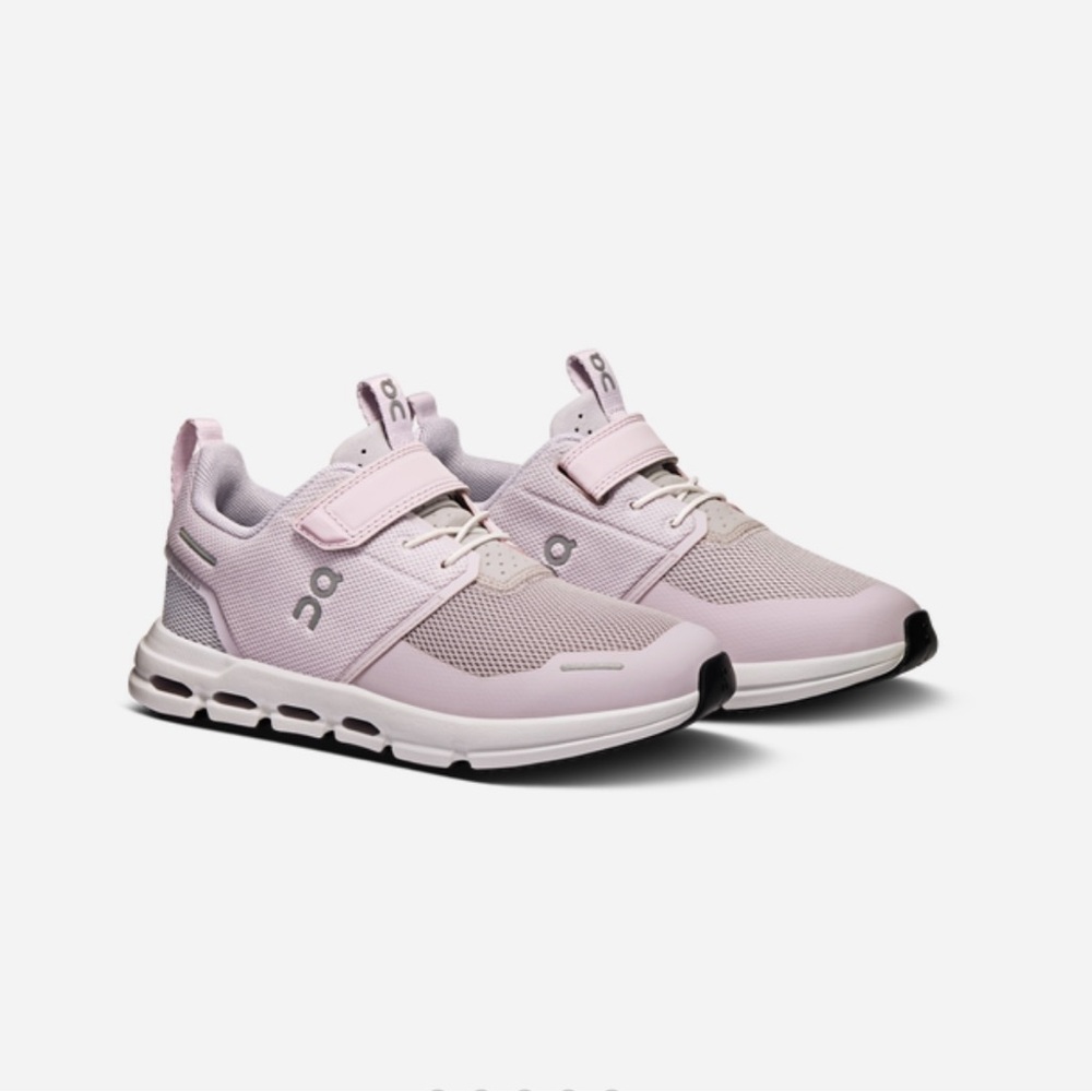 On Cloud Play Girls Sneakers. Size 2.5